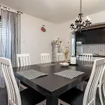 Pet Friendly In Rab With Wifi 아파트 *